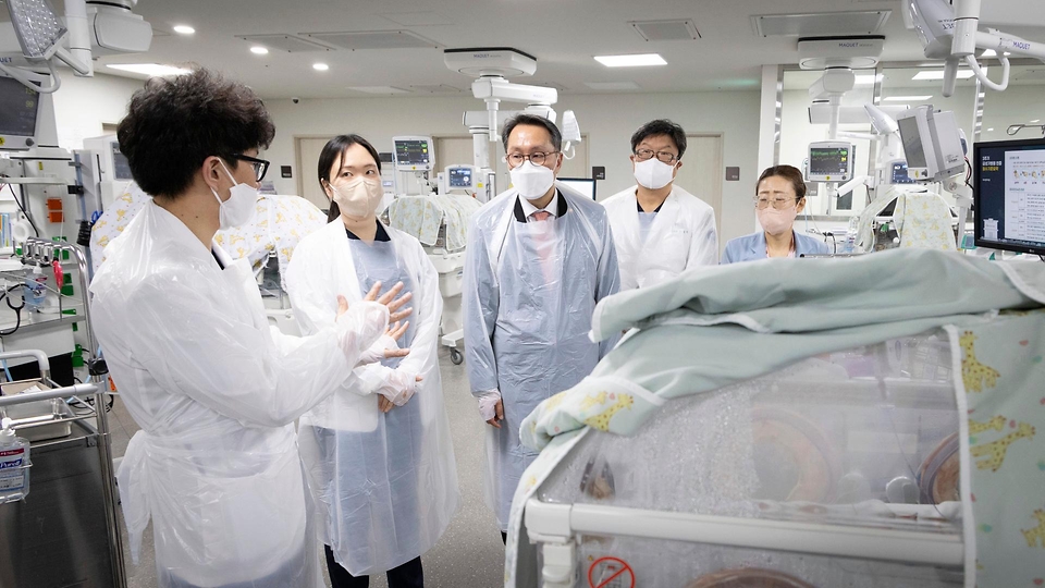 박민수 보건복지부 제2차관이 26일 세종충남대학교병원 신생아집중치료 지역센터를 방문해 시설을 살펴보고 있다. 