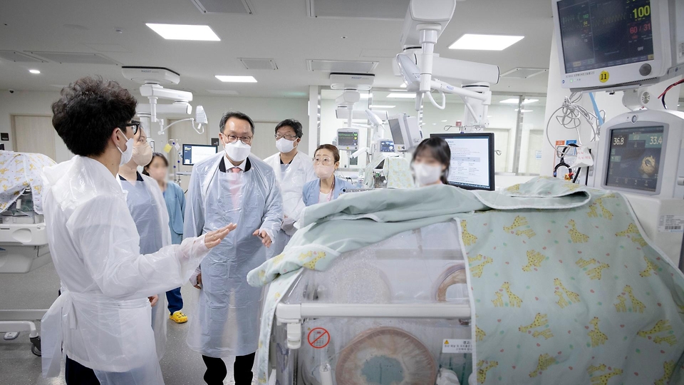 박민수 보건복지부 제2차관이 26일 세종충남대학교병원 신생아집중치료 지역센터를 방문해 시설을 살펴보고 있다. 