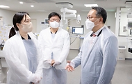 박민수 보건복지부 제2차관이 26일 세종충남대학교병원 신생아집중치료 지역센터를 방문해 의료진과 대화하고 있다. 