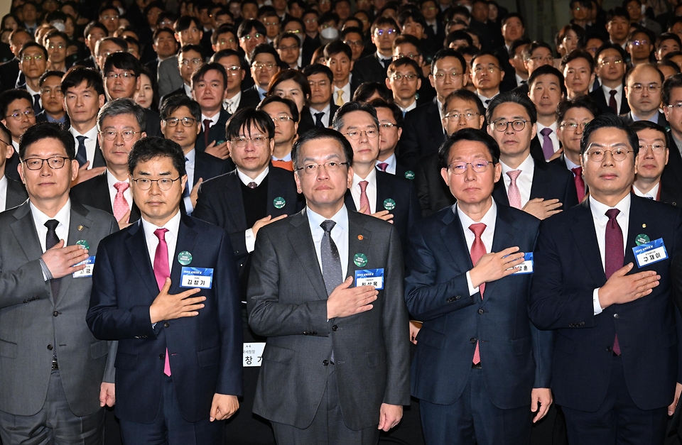 최상목 경제부총리 겸 기획재정부 장관이 4일 서울 중구 동대문디자인플라자(DDP)에서 열린 ‘제58회 납세자의 날 기념식’에서 참석자들과 함께 국민의례를 하고 있다.