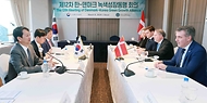 안덕근 산업통상자원부 장관이 8일 서울 중구 롯데호텔에서 열린 ‘제12차 한-덴마크 녹색성장동맹 회의’에서 라스 아가드(Lars Aagaard) 덴마크 기후·에너지·유틸리티부 장관과 면담하고 있다.