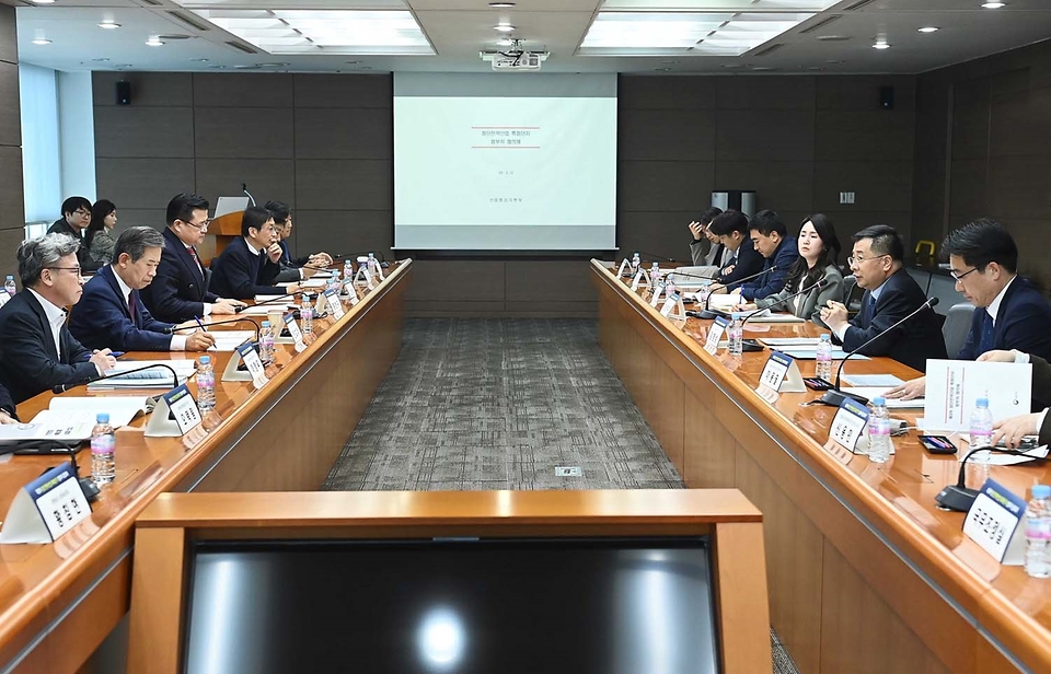 강경성 산업통상자원부 1차관이 13일 서울 강남구 한국산업기술진흥원에서 열린 ‘첨단전략산업 특화단지 범부처 지원협의체’에 참석해 인사말을 하고 있다. 