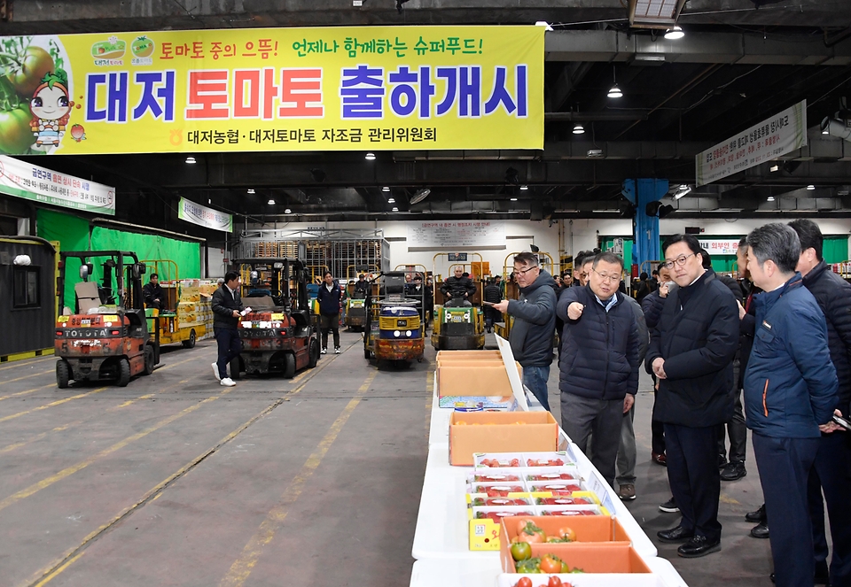 김병환 기획재정부 차관이 14일 서울 송파구 가락농수산물종합도매시장을 방문해 가격동향을 점검하고 있다.