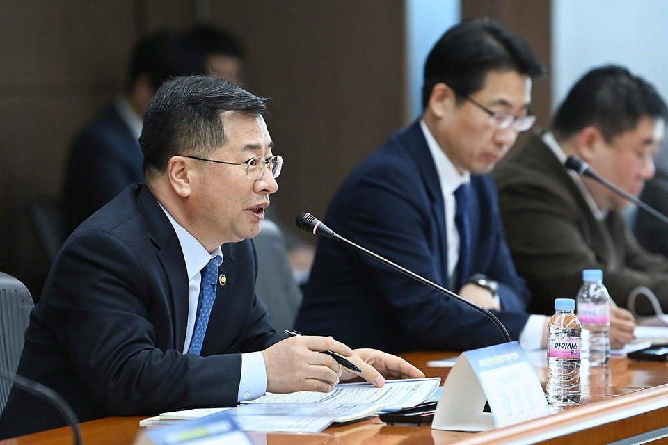 강경성 산업통상자원부 1차관이 13일 서울 강남구 한국산업기술진흥원에서 열린 ‘첨단전략산업 특화단지 범부처 지원협의체’에 참석해 첨단전략산업 특화단지 종합지원방안을 논의하고 있다.