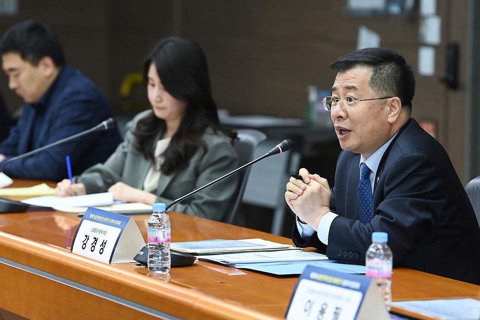 강경성 산업통상자원부 1차관이 13일 서울 강남구 한국산업기술진흥원에서 열린 ‘첨단전략산업 특화단지 범부처 지원협의체’에 참석해 첨단전략산업 특화단지 종합지원방안을 논의하고 있다.