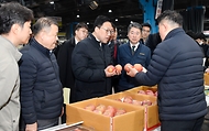 김병환 기획재정부 차관이 14일 서울 송파구 가락농수산물종합도매시장을 방문해 사과, 배 등 과일 가격 동향을 점검하고 있다. 