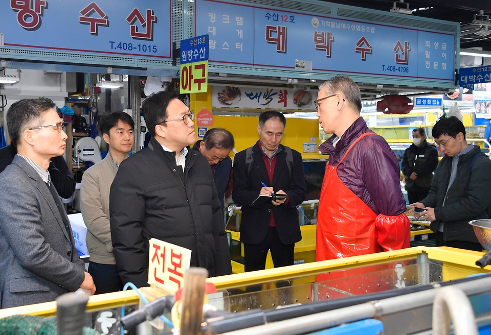 김병환 기획재정부 차관이 14일 서울 송파구 가락농수산물종합도매시장을 방문해 상인의 애로사항을 청취하고 있다. 