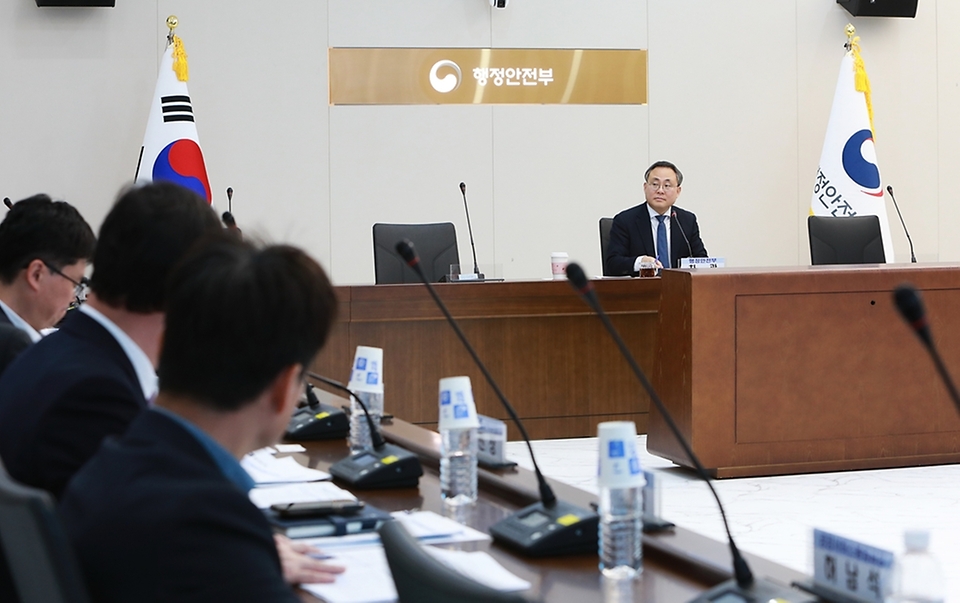 고기동 행정안전부 차관이 15일 정부세종청사에서 열린 ‘행정전산망 개선 종합대책 이행점검 회의’에 참석해 인사말을 하고 있다. 