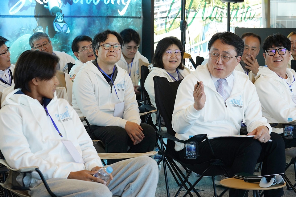 강도형 해양수산부 장관이 13일 강원도 양양군 죽도해변에 위치한 웨이브웍스에서 열린 ‘동해권 연어톡’ 토크콘서트에서 참석자와 이야기하고 있다. 