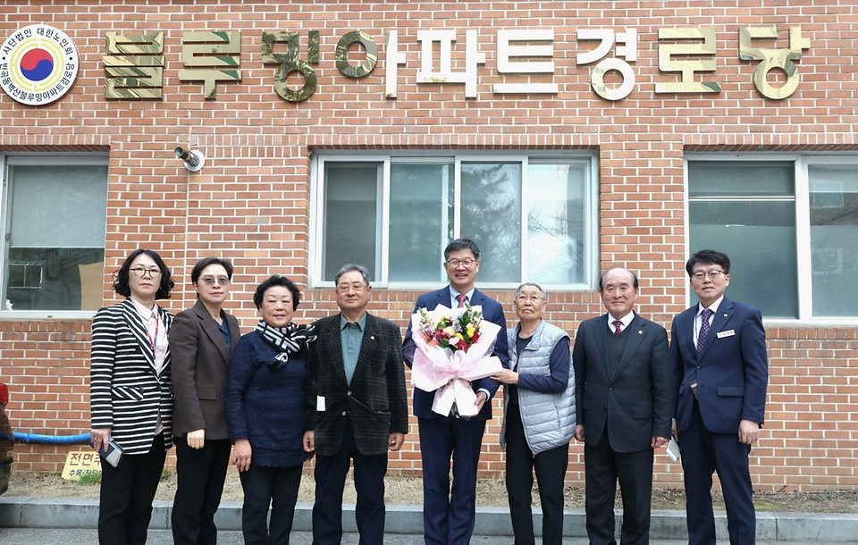 이기일 보건복지부 제1차관이 21일 강원도 원주시 벽산블루밍아파트 경로당을 방문해 경로당 이용 어르신들 및 관계자들과 기념 촬영을 하고 있다.