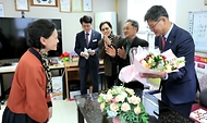 이기일 보건복지부 제1차관이 21일 강원도 원주시 벽산블루밍아파트 경로당을 방문해 꽃다발을 받고 있다.