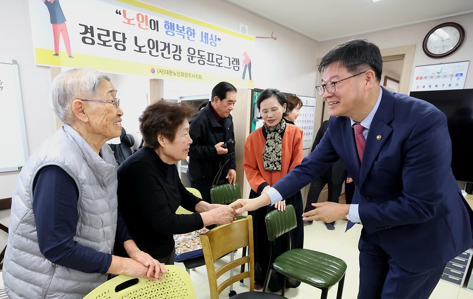 이기일 보건복지부 제1차관이 21일 강원도 원주시 벽산블루밍아파트 경로당을 방문해 경로당 이용 어르신들과 인사하고 있다.