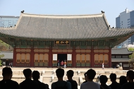 <p>12일 서울 중구 덕수궁에서 관람객들이 중화전을 관람하고 있다.&nbsp;</p>