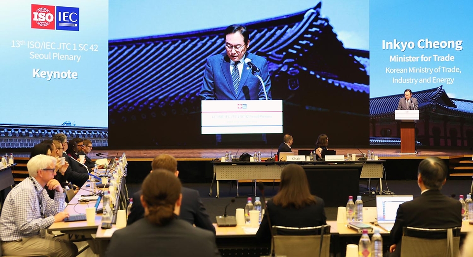 정인교 산업통상자원부 통상교섭본부장이 22일 서울 중구 대한상공회의소에서 열린 ‘AI 국제표준화 총회’에서 환영사를 하고 있다.