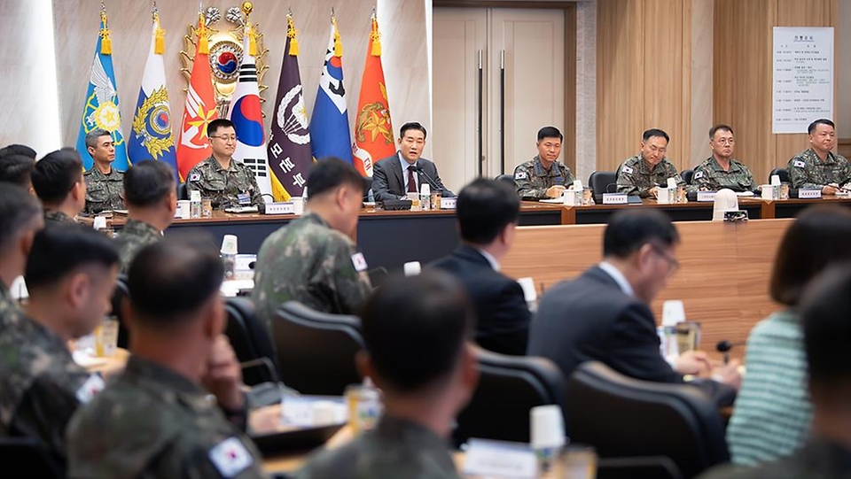 신원식 국방부 장관이 10일 충남 계룡시 계룡대에서 열린 ‘지휘관 임무전념 여건보장 대토론회’에서 모두발언을 하고 있다. 