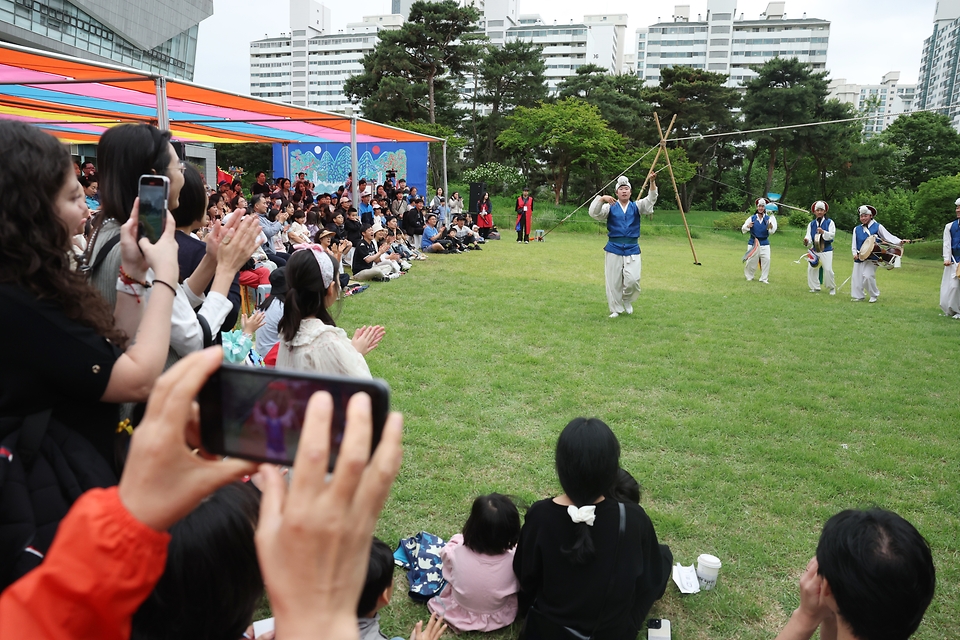 <p>15일 서울 용산구 국립한글박물관에서 열린 2024년 국립한글박물관 제627돌 세종대왕 나신 날 기념행사에서 버나놀음 공연이  펼쳐지고 있다.&nbsp;</p>