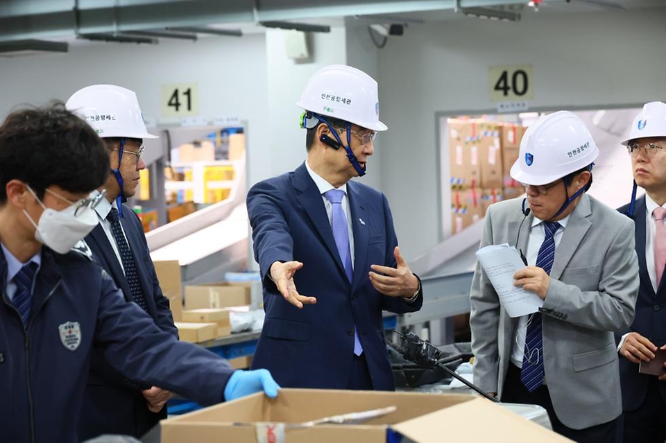 한덕수 국무총리가 16일 인천 중구 인천공항본부세관 특송물류센터를 방문해 현장을 점검하며 집중 검사장을 둘러보고 있다.