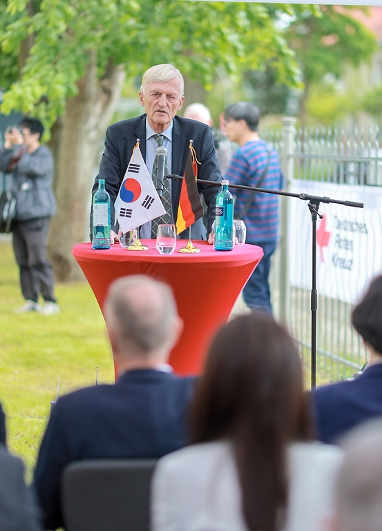 현지시각 8일 오후 독일 베를린 적십자사 본부에서 열린 참전기념물 제막식에서 유가족 대표가 인사말을 하고 있다.