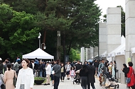 <p>15일 서울 용산구 국립한글박물관에서 열린 2024년 국립한글박물관 제627돌 세종대왕 나신 날 기념행사에 시민들로 북적이고 있다.&nbsp;</p>
