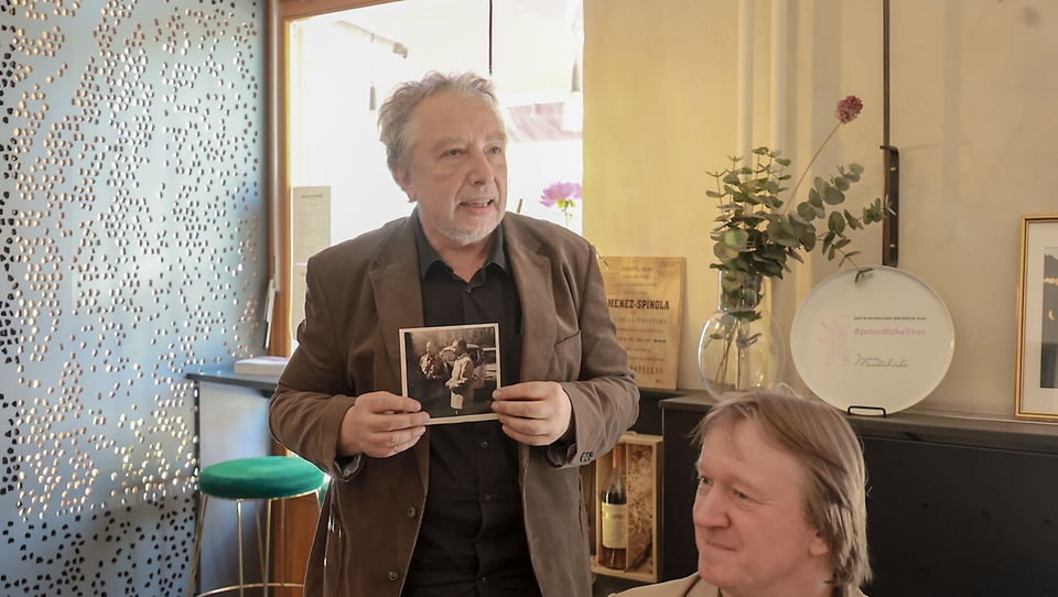 현지시각 9일 오전 베를린 내 한식당에서 열린 독일 참전용사(의료지원단) 유족 초청 간담회에서 유족 중 사비네 바흐모어씨가 의료진으로 파견 당시 아버지의 사진을 설명하고 있다.