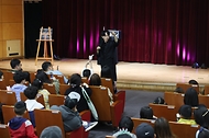 <p>15일 서울 용산구 국립한글박물관에서 열린 2024년 국립한글박물관 제627돌 세종대왕 나신 날 기념행사에서 한글 마술공연이 펼쳐지고 있다.&nbsp;</p>