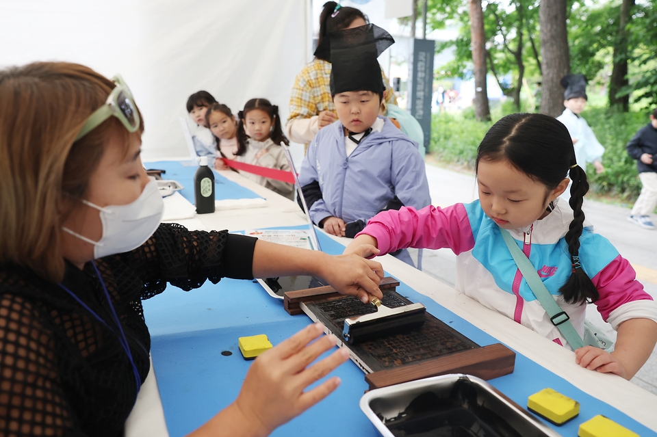 <p>15일 서울 용산구 국립한글박물관에서 열린 2024년 국립한글박물관 제627돌 세종대왕 나신 날 기념행사에서 어린이들이 한글 탁본 체험을 하고 있다.&nbsp;</p>