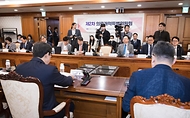 조규홍 보건복지부 장관이 10일 서울 종로구 정부서울청사에서 열린 ‘제2차 의료개혁특별위원회’에 참석하고 있다.
