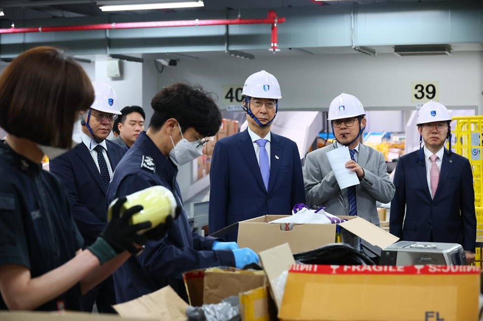 한덕수 국무총리가 16일 인천 중구 인천공항본부세관 특송물류센터를 방문해 현장을 점검하며 집중 검사장을 둘러보고 있다.