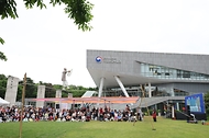 <p>15일 서울 용산구 국립한글박물관에서 열린 2024년 국립한글박물관 제627돌 세종대왕 나신 날 기념행사에서 줄타기 공연이 펼쳐지고 있다.&nbsp;</p>