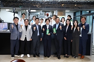 송미령 농림축산식품부 장관이 16일 서울 성동구 신세계푸드 연구소를 방문해 관계자들과 기념 촬영을 하고 있다.