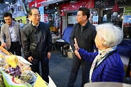 한덕수 국무총리가 20일 서울 종로구 통인시장을 방문해 점포를 돌아보며 상인들과 대화를 나누고 있다.