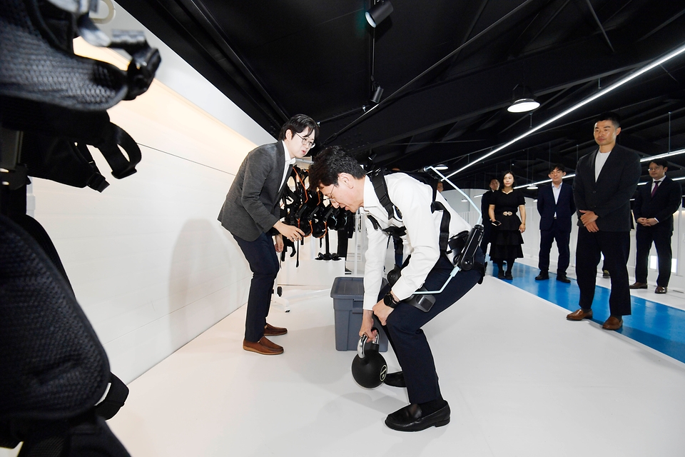 김윤상 기획재정부 차관이 21일 대전 대덕구 엔젤로보틱스 대전 연구소를 방문해 재활 보행보조로봇 착용 체험을 하고 있다. 