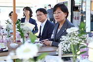 송미령 농림축산식품부 장관이 21일 충남 서천군 마산면 카페329를 방문해 주민들과 차담회를 하고 있다. 