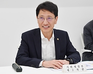 김윤상 기획재정부 차관이 21일 대전 대덕구 엔젤로보틱스 대전 연구소에서 열린 혁신기업 성장 지원을 위한 현장 간담회를 주재하고 있다.