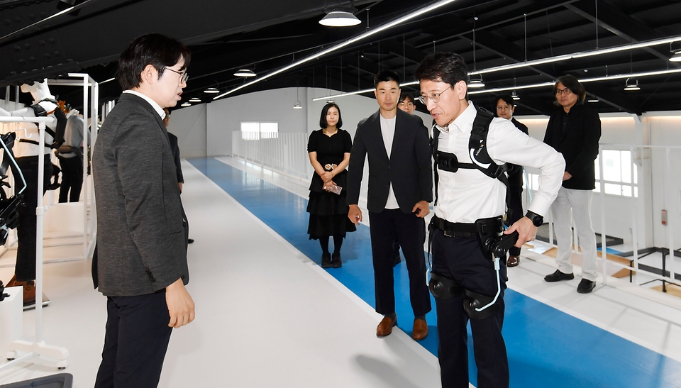 김윤상 기획재정부 차관이 21일 대전 대덕구 엔젤로보틱스 대전 연구소를 방문해 재활 보행보조로봇 착용 체험을 하고 있다. 