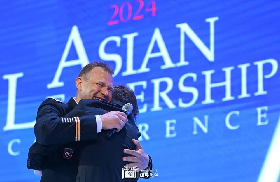 주한미군 유리 크니시브가 22일 서울 중구 신라호텔에서 열린 ‘2024 아시안리더십콘퍼런스 개회식’에서 아들 알렉산더 크니시브와 상봉하고 있다.