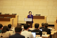 오영주 중소벤처기업부 장관이 22일 서울 중구 대한상공회의소에서 열린 ‘민관합동 중소·벤처기업 글로벌 진출지원 콘퍼런스(베트남)’에서 개회사를 하고 있다.