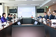 오영주 중소벤처기업부 장관이 22일 서울 영등포구 63빌딩에서 프랑스경제인연합회(MEDEF) 소속 기업인과 스타트업 분야 협력 방안을 논의하고 있다.