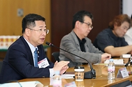 강경성 산업통상자원부 1차관이 22일 경기 성남시 한국디자인진흥원 대회의실에서 열린 ‘K-디자인 산업대화’를 주재하고 있다. 
