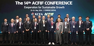 강경성 산업통상자원부 1차관이 23일 서울 영등포구 콘래드호텔에서 열린 ‘아시아화섬산업연맹(ACFIF) 컨퍼런스’에서 참석자들과 기념 촬영을 하고 있다.