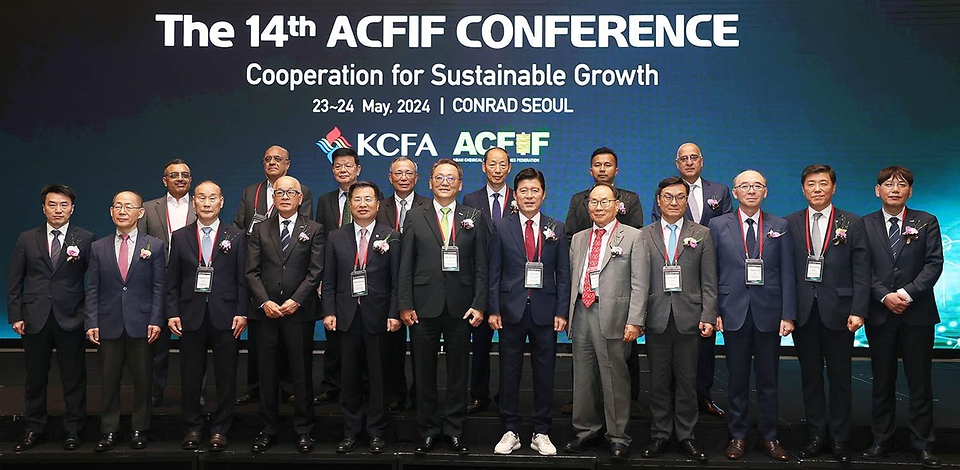 강경성 산업통상자원부 1차관이 23일 서울 영등포구 콘래드호텔에서 열린 ‘아시아화섬산업연맹(ACFIF) 컨퍼런스’에서 참석자들과 기념 촬영을 하고 있다.
