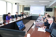 오영주 중소벤처기업부 장관이 22일 서울 영등포구 63빌딩에서 프랑스경제인연합회(MEDEF) 소속 기업인과 스타트업 분야 협력 방안을 논의하고 있다.