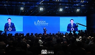 윤석열 대통령이 22일 서울 중구 신라호텔에서 열린 ‘2024 아시안리더십콘퍼런스 개회식’에서 축사하고 있다.