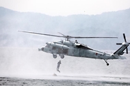 해군 장병들이 22일 경남 창원시 진해해군기지에서 주관한 연합·합동 EOD 훈련에서 바다 위 부유 기뢰를 제거하기 위해 UH-60 헬기에서 강하하고 있다.