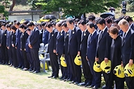 한덕수 국무총리가 23일 경남 김해시 봉하마을에서 열린 고 노무현 전 대통령 서거 15주기 추도식에서 참석자들과 묵념하고 있다.
