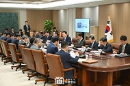 윤석열 대통령이 23일 서울 용산 대통령실 청사에서 열린 ‘제2차 경제이슈점검회의’를 주재하고 있다.