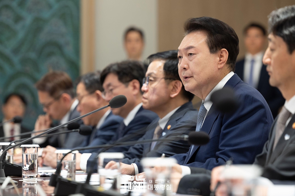 윤석열 대통령이 23일 서울 용산 대통령실 청사에서 열린 ‘제2차 경제이슈점검회의’에서 발언하고 있다.