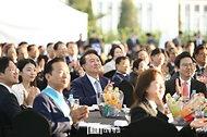 윤석열 대통령이 23일 서울 용산 대통령실 잔디마당에서 열린 ‘2024 대한민국 중소기업인대회’에서 참석자들과 박수치고 있다.