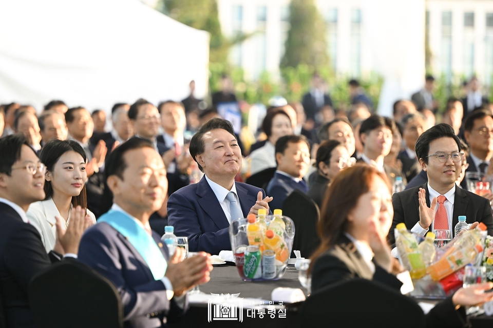 윤석열 대통령이 23일 서울 용산 대통령실 잔디마당에서 열린 ‘2024 대한민국 중소기업인대회’에서 참석자들과 박수치고 있다.