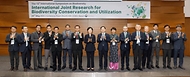 한화진 환경부 장관이 24일 서울 강남구 코엑스에서 열린 ‘제13회 해외 생물다양성 국제심포지엄’에 참석해 해외 7개국 및 국내 참석자들과 기념 촬영을 하고 있다. 